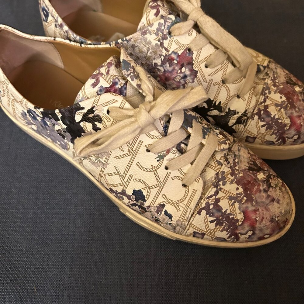 Calvin Klein  white  floral print Imila   beautiful